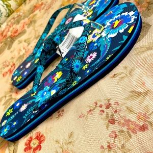 NWT Vera Bradley firefly garden flipflop Sandals